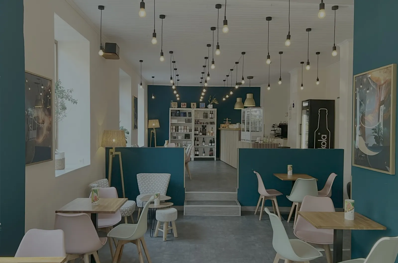 Inneres des Clemens Kaffee Hauses mit warmem Licht und Samt-Sitzbänken